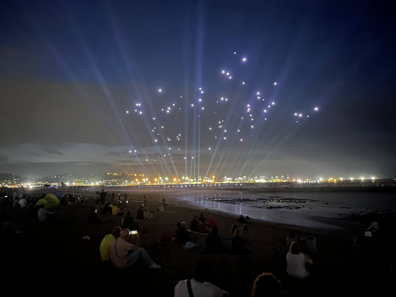 La magia de los drones hechiza el cielo de Gijón