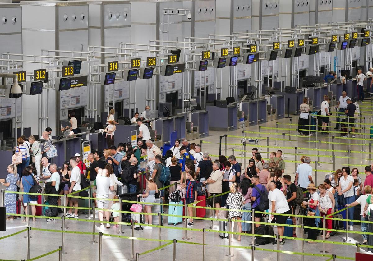 Los aeropuertos han registrado demoras al operar de manera manual tras el fallo de Microsoft.