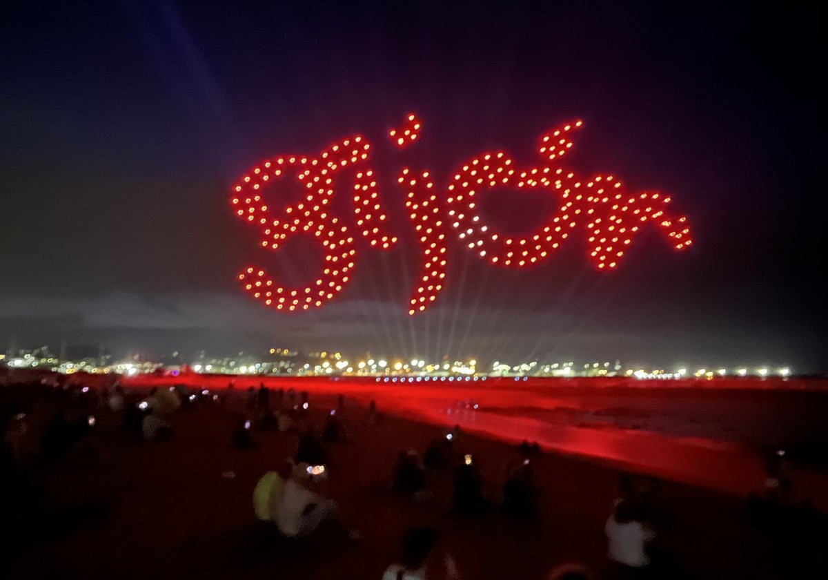 Los drones forman el logotipo de la ciudad como colofón al espectáculo nocturno.