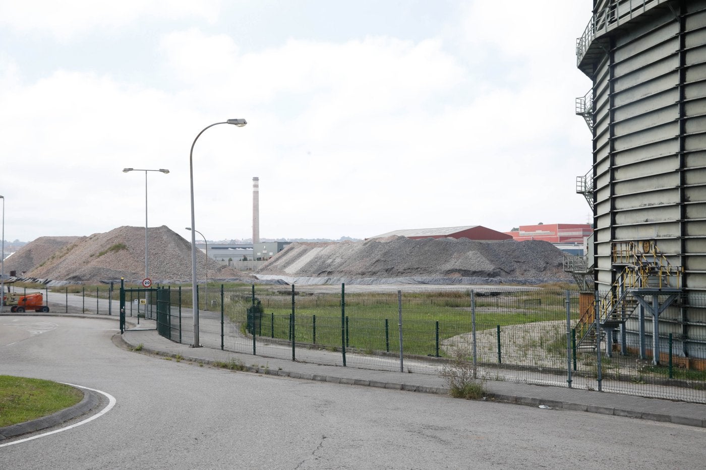 En el espacio que ocupaban las baterías de cok se acumula el material que se ha reciclado de la demolición para utilizar en la futura urbanización.