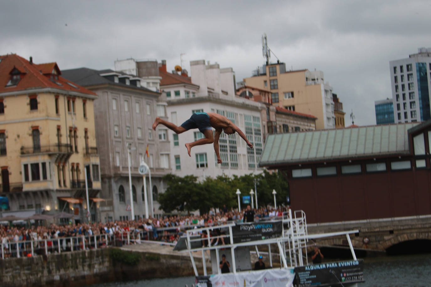 Éxito del concurso de saltos &#039;Døds Diving World Tour&#039; en Gijón