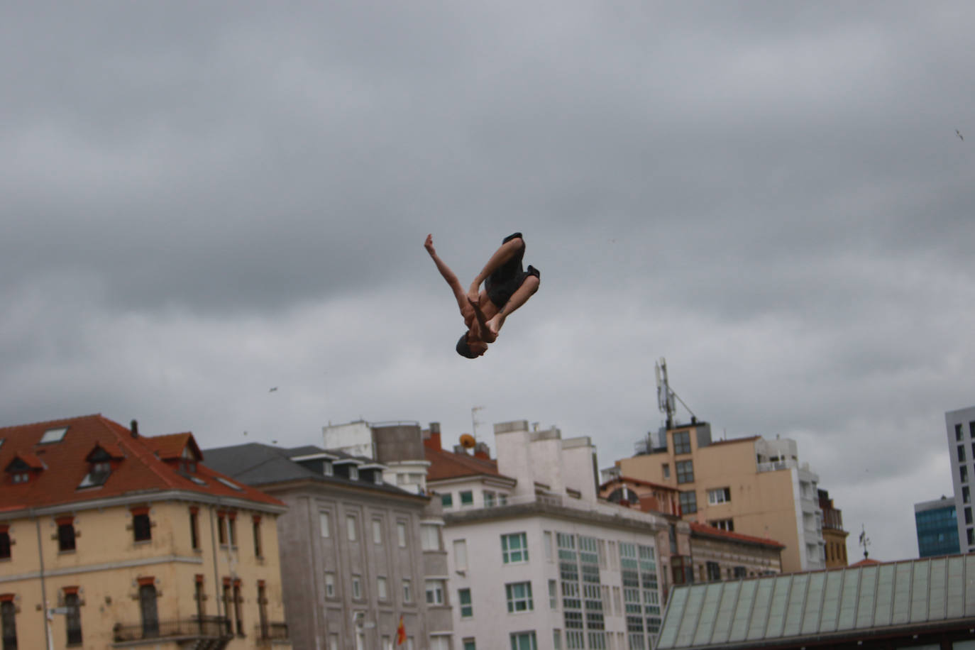 Éxito del concurso de saltos &#039;Døds Diving World Tour&#039; en Gijón