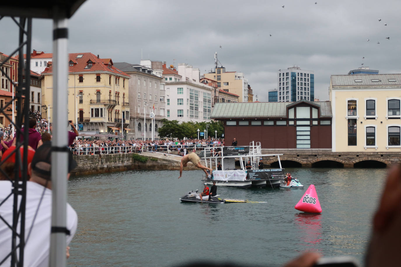 Éxito del concurso de saltos &#039;Døds Diving World Tour&#039; en Gijón