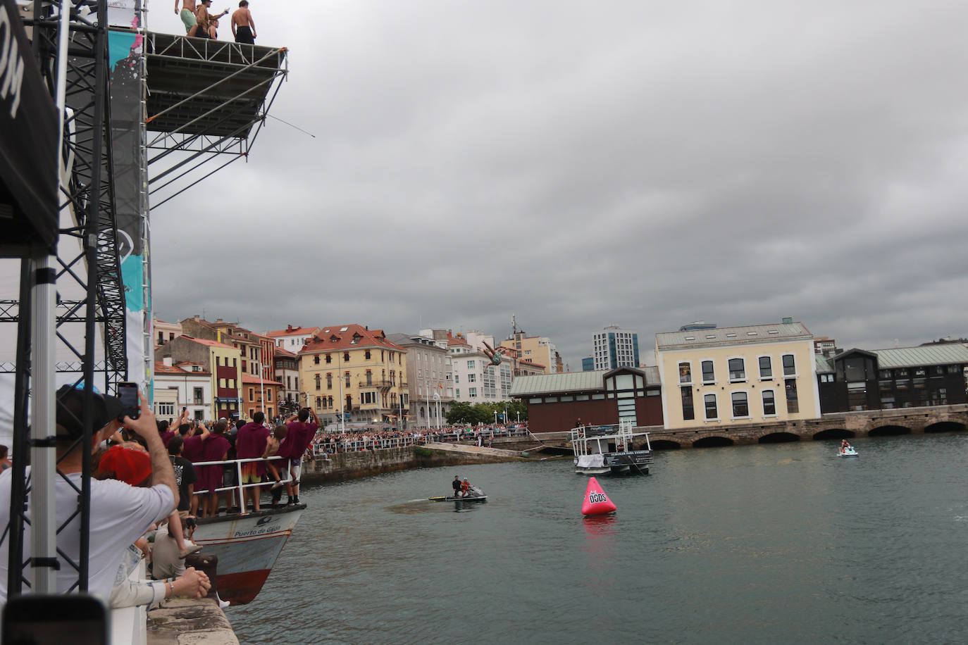 Éxito del concurso de saltos &#039;Døds Diving World Tour&#039; en Gijón