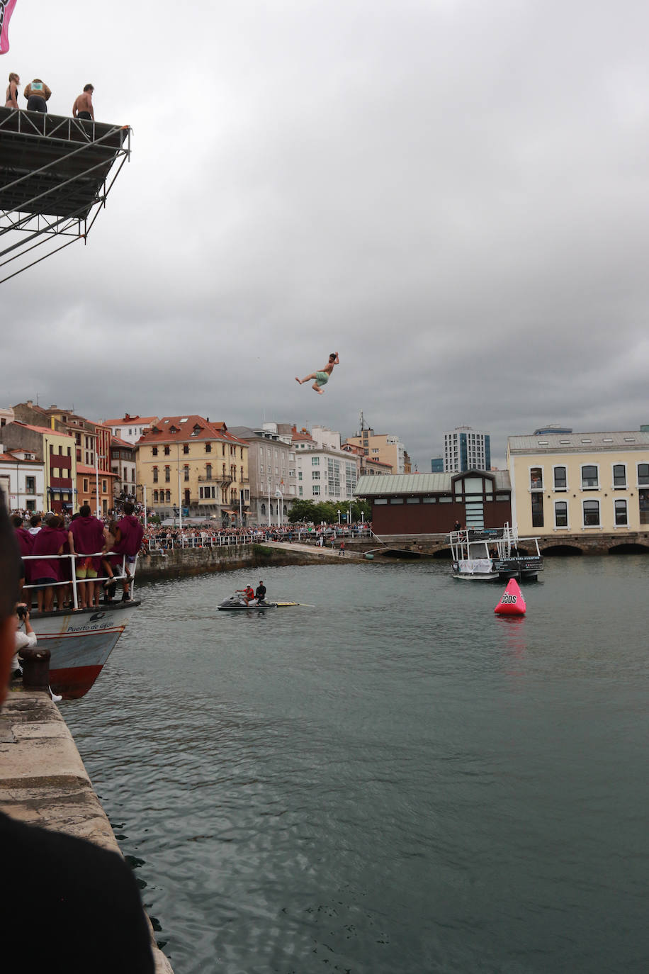 Éxito del concurso de saltos &#039;Døds Diving World Tour&#039; en Gijón