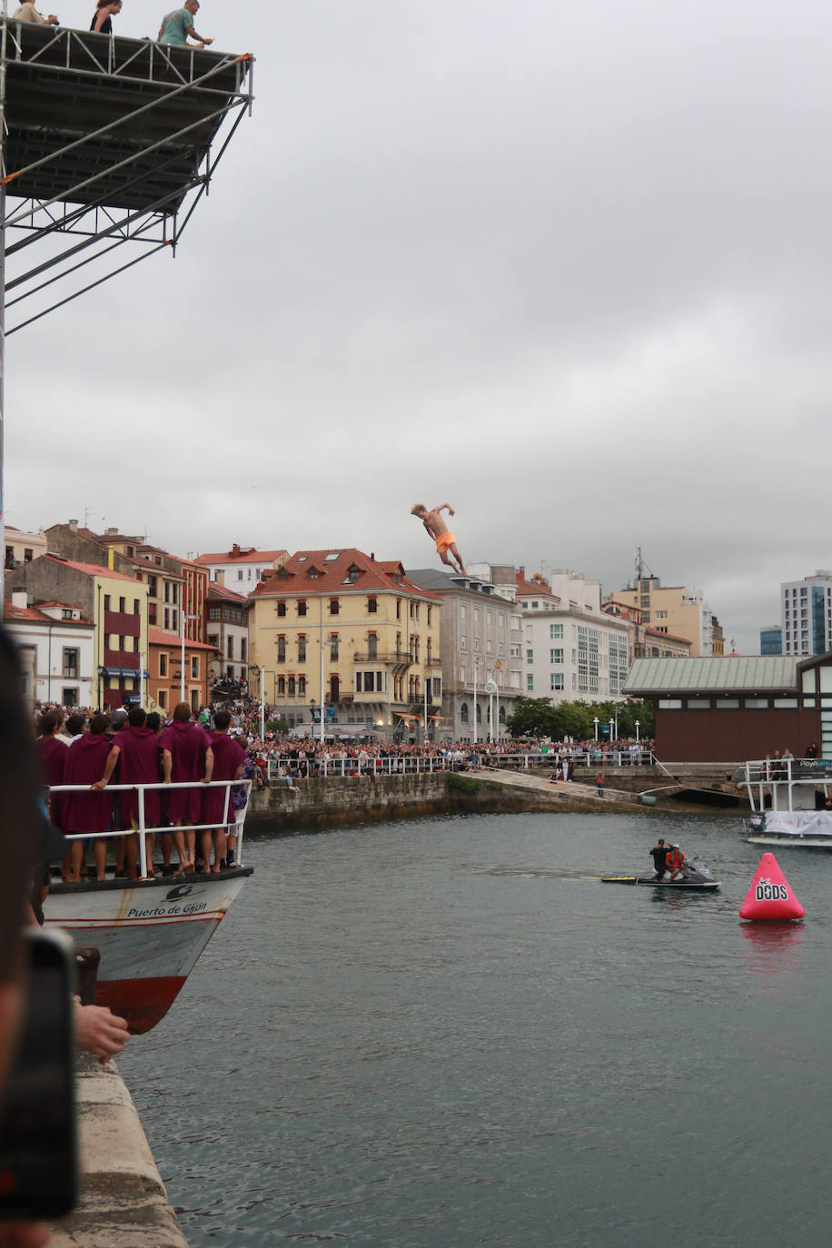 Éxito del concurso de saltos &#039;Døds Diving World Tour&#039; en Gijón