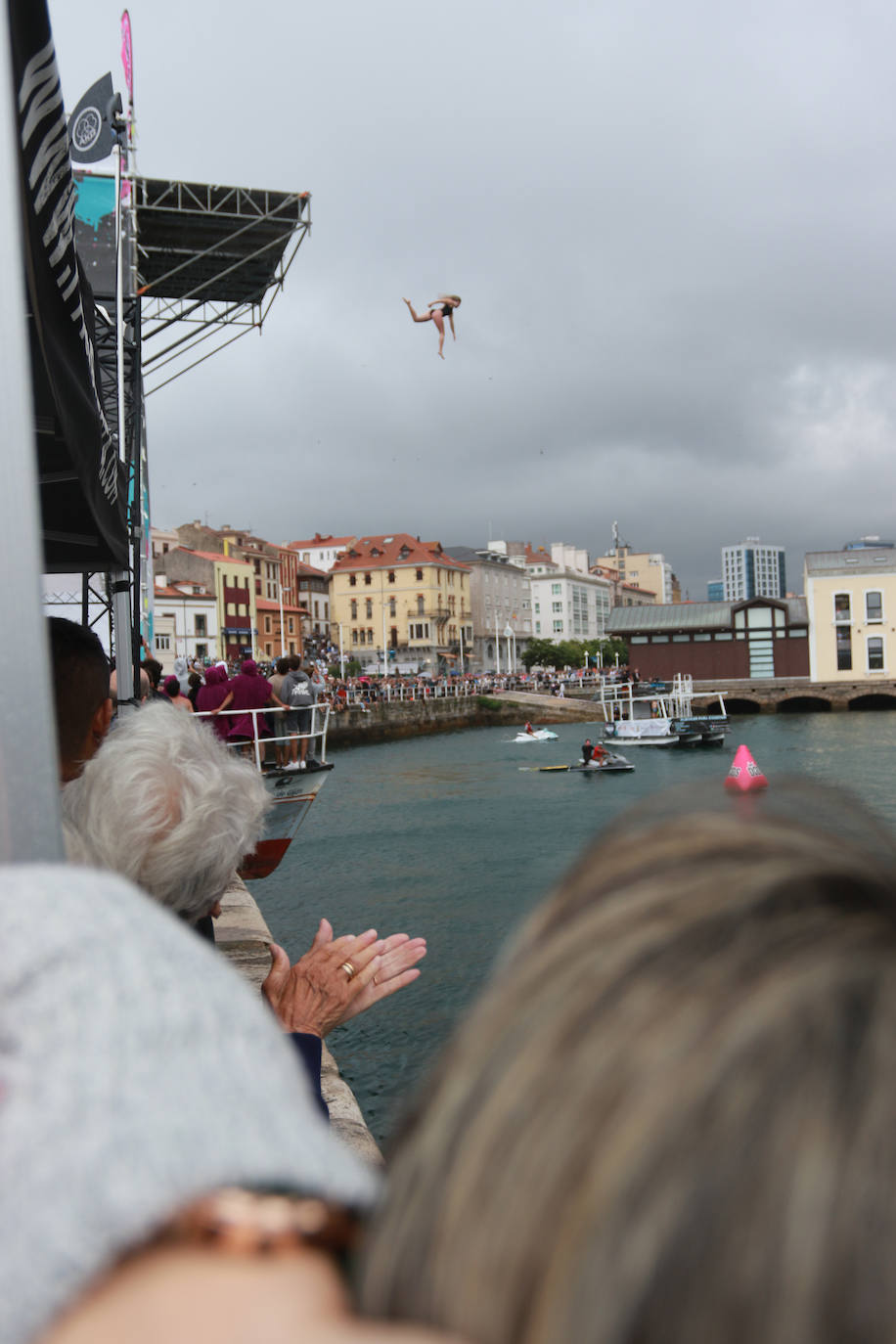 Éxito del concurso de saltos &#039;Døds Diving World Tour&#039; en Gijón