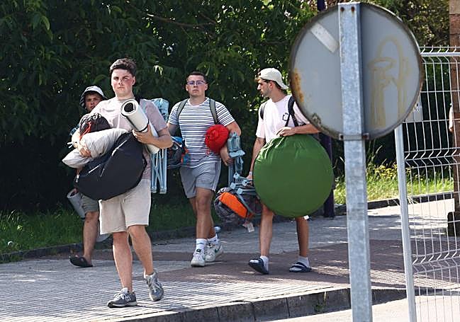 Jóvenes abandonan el recinto del Boombastic esta mañana.