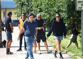 En primer término, el alcalde de Llanera, Gerardo Sanz, junto a miembros de la organización del Boombastic, visiblemente afectados por el trágico accidente.