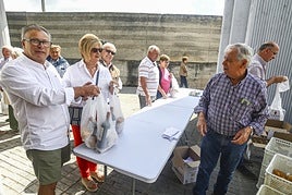 Socios recogen los bollos repartidos por la asociación.