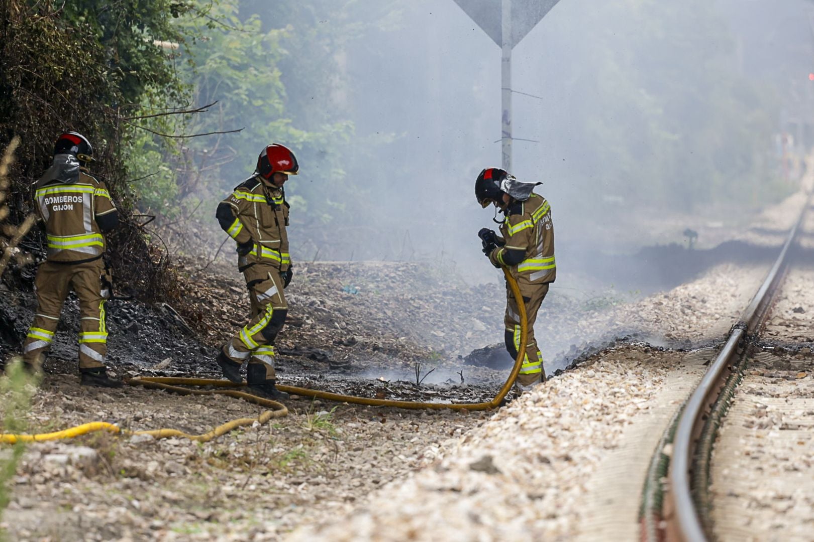 Así fue la complicada extinción del incendio que dejó a Gijón sin luz