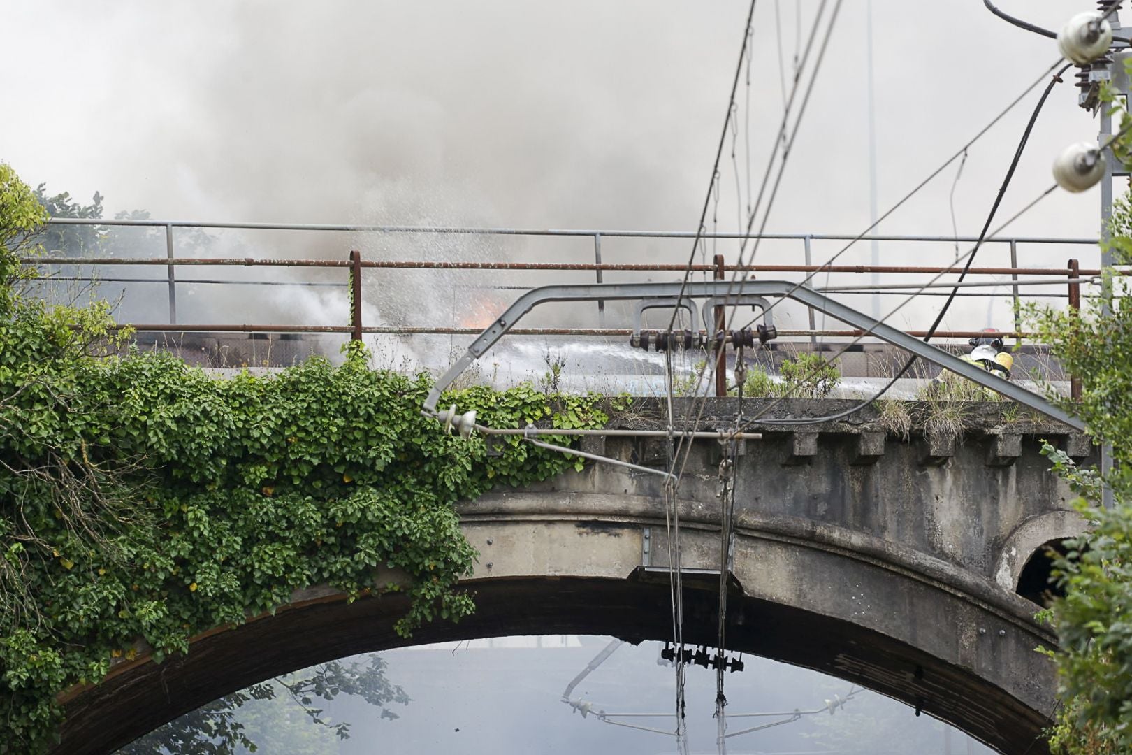 Así fue la complicada extinción del incendio que dejó a Gijón sin luz