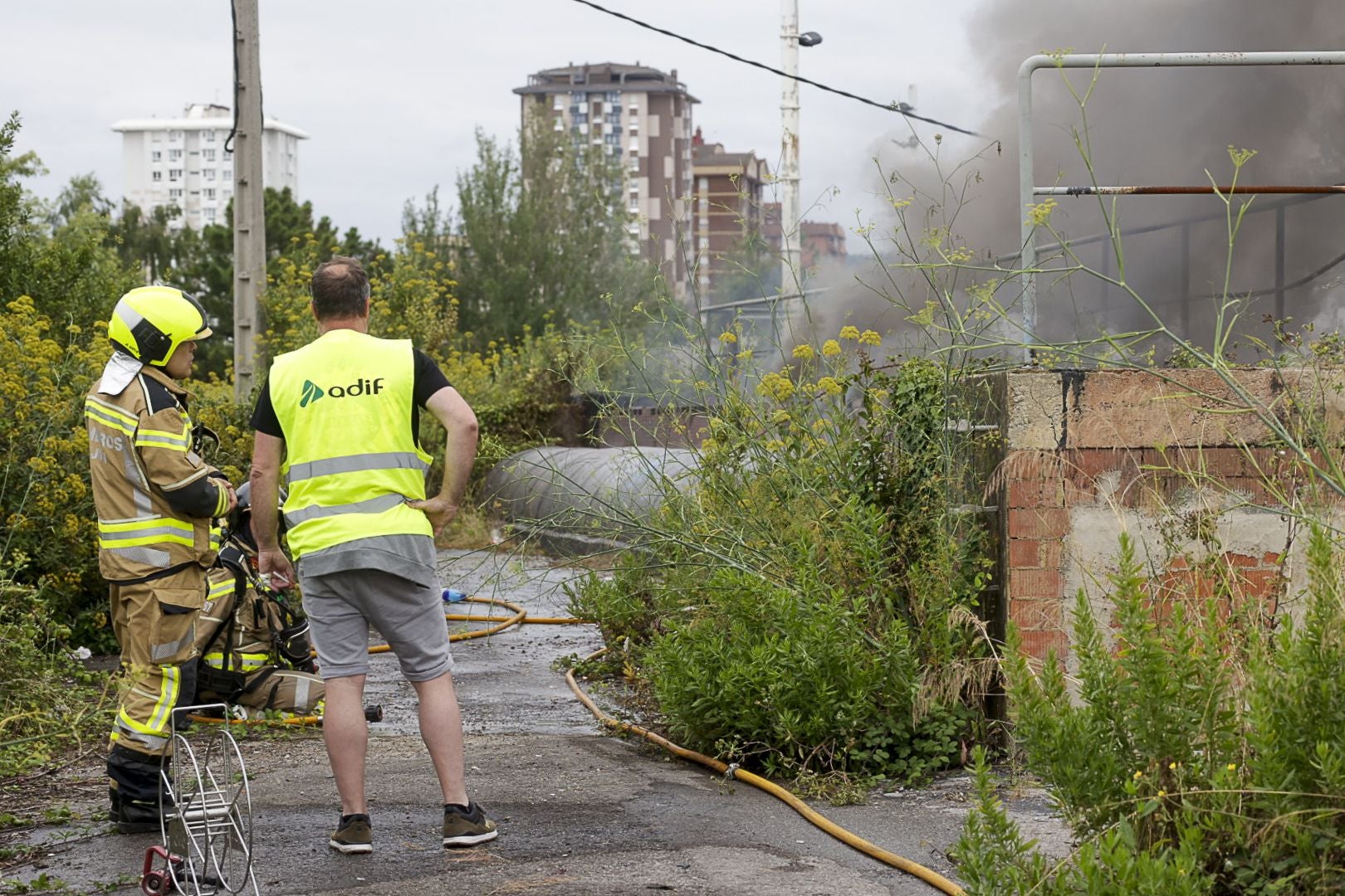 Así fue la complicada extinción del incendio que dejó a Gijón sin luz