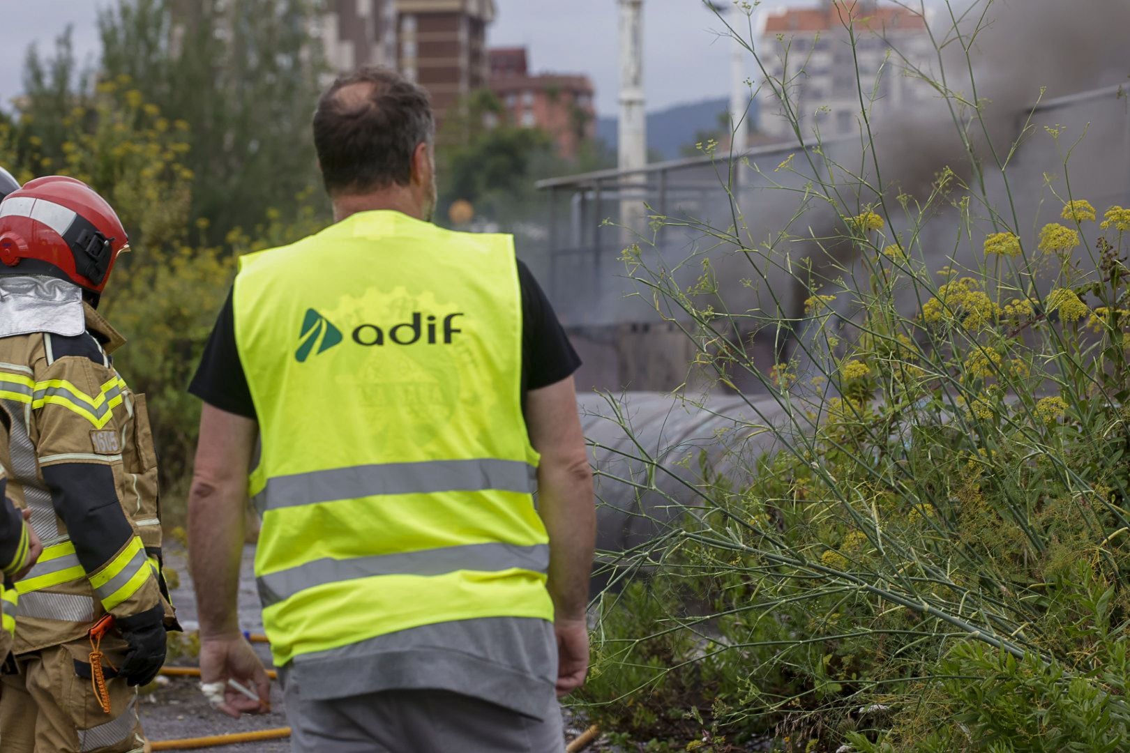 Así fue la complicada extinción del incendio que dejó a Gijón sin luz