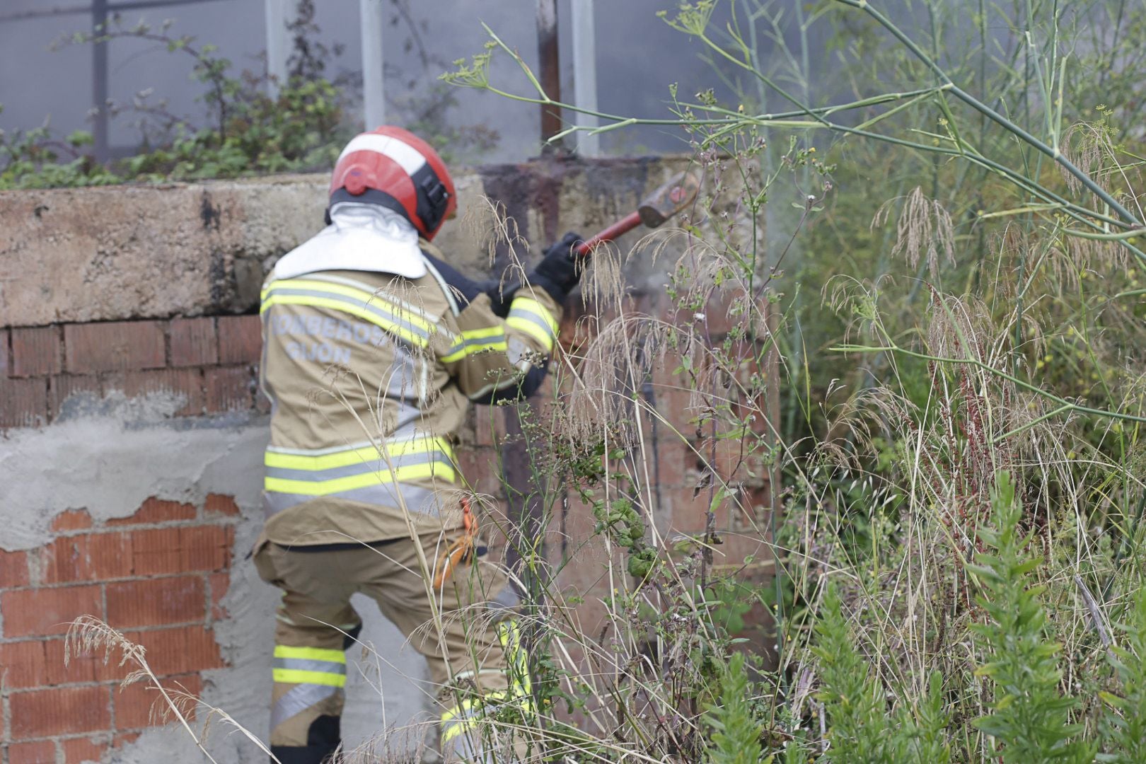 Así fue la complicada extinción del incendio que dejó a Gijón sin luz