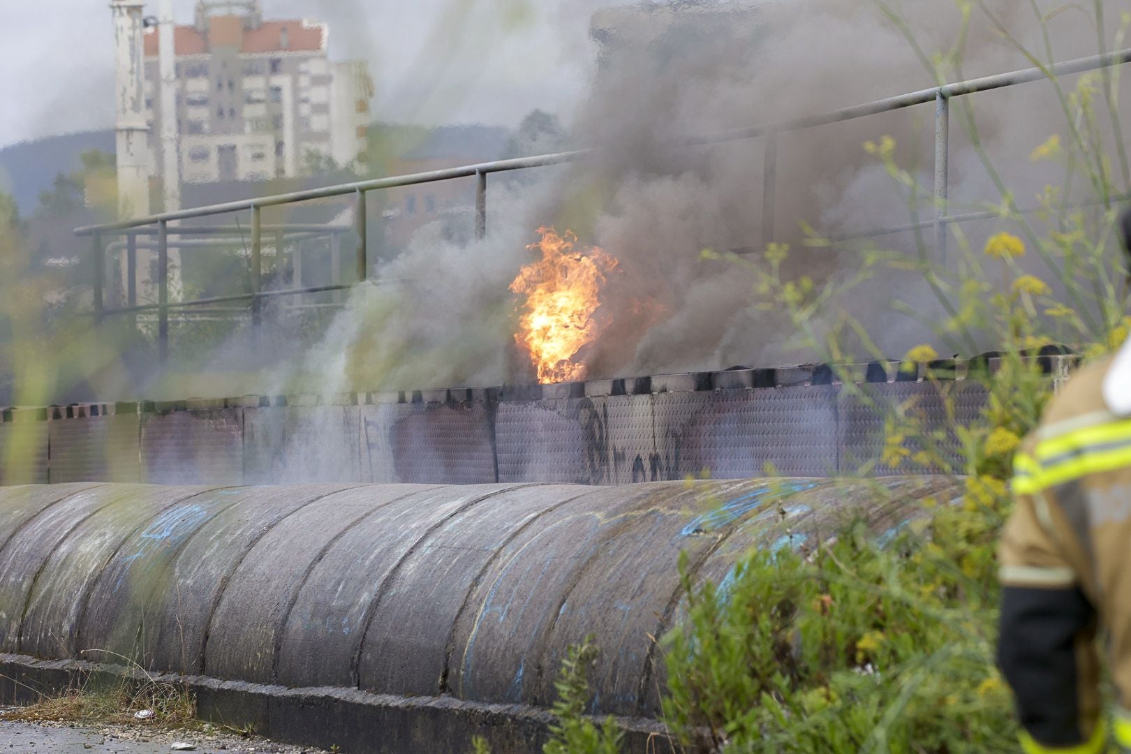 Así fue la complicada extinción del incendio que dejó a Gijón sin luz