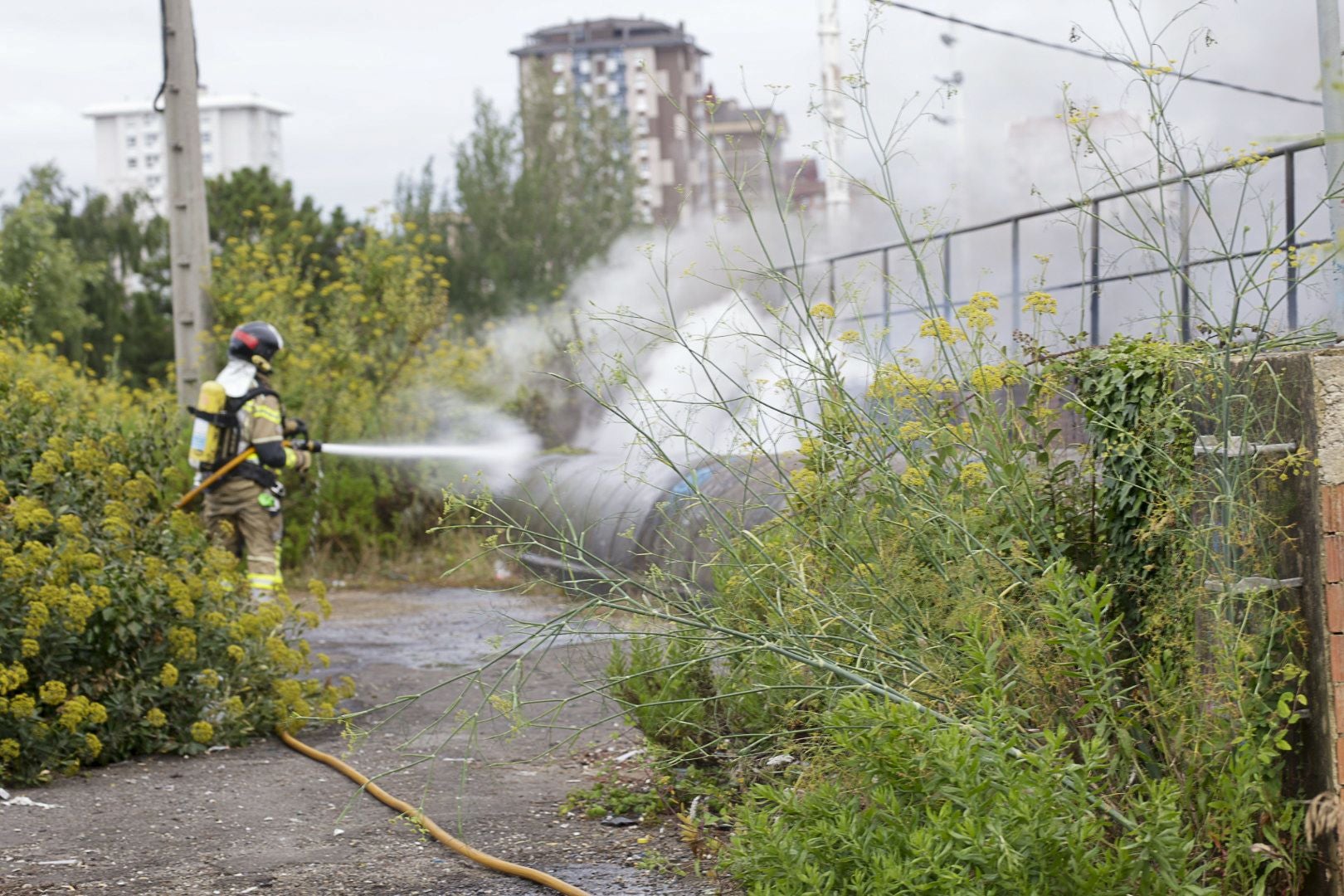 Así fue la complicada extinción del incendio que dejó a Gijón sin luz