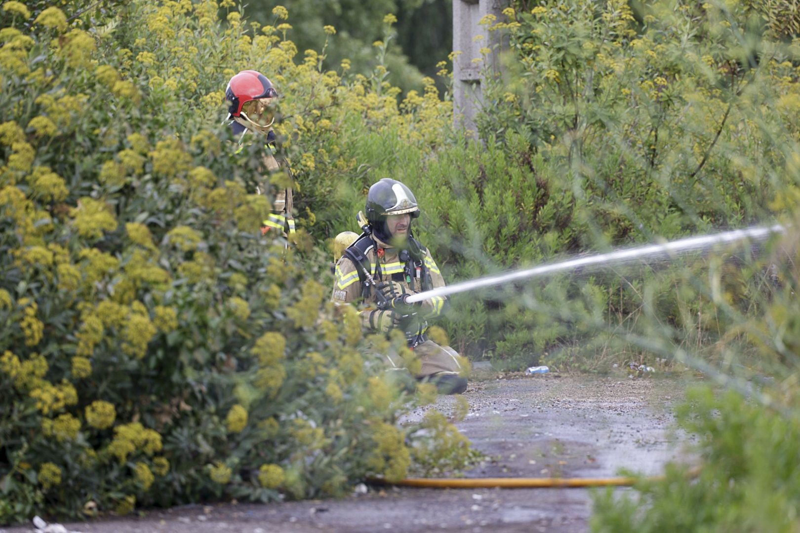 Así fue la complicada extinción del incendio que dejó a Gijón sin luz