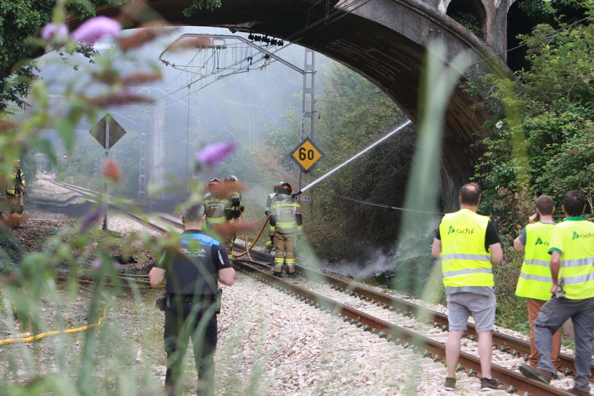 Así fue la complicada extinción del incendio que dejó a Gijón sin luz