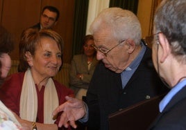 El padre jesuíta Manuel Laínz, junto a la entonces alcaldesa de Gijón, Paz Fernández Felgueroso, tras la firma de la cesión del herbario al Jardín Botánico en 2004.