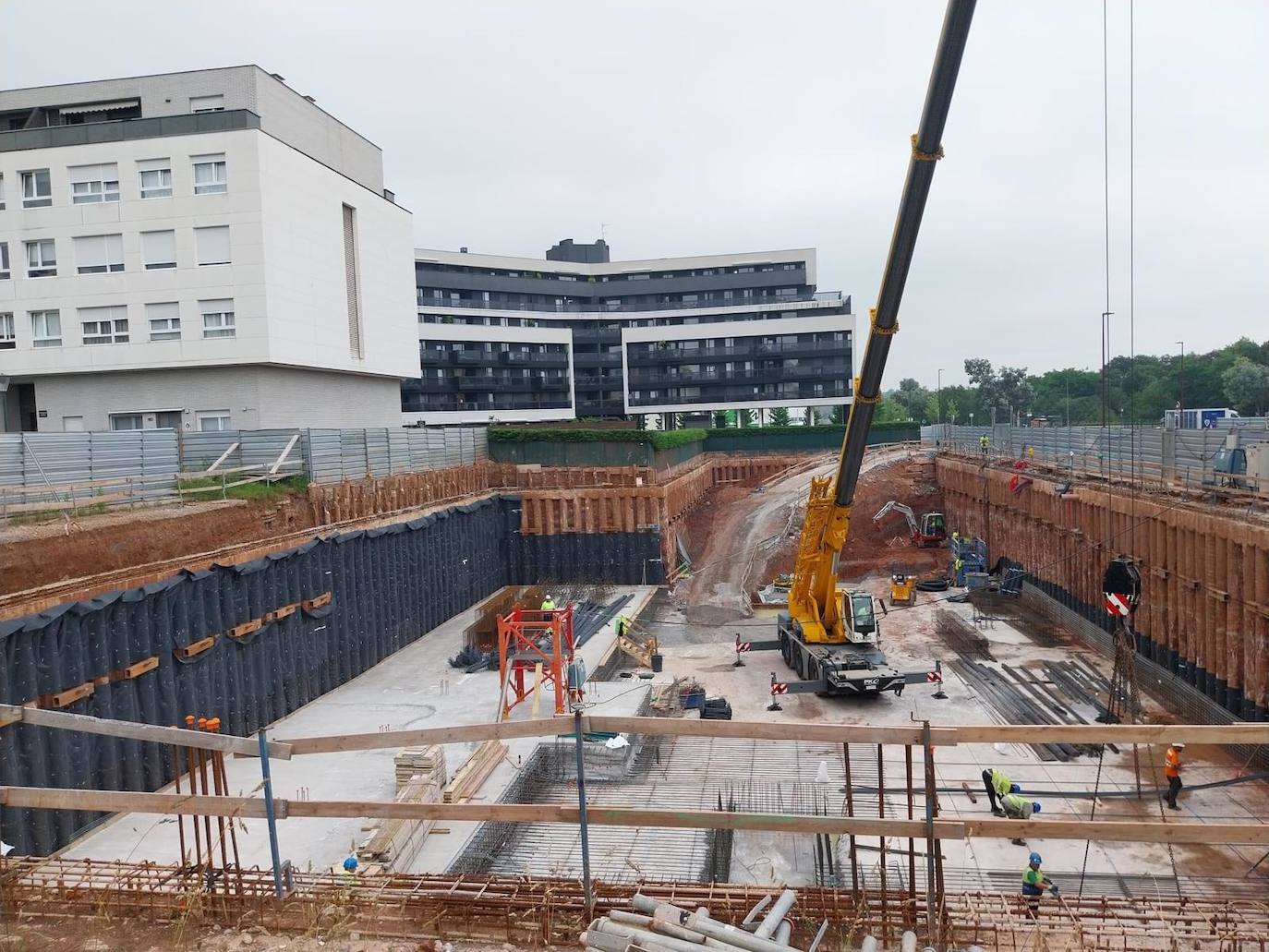 Trabajos de cimentación del edificio que dan idea de su tamaño.