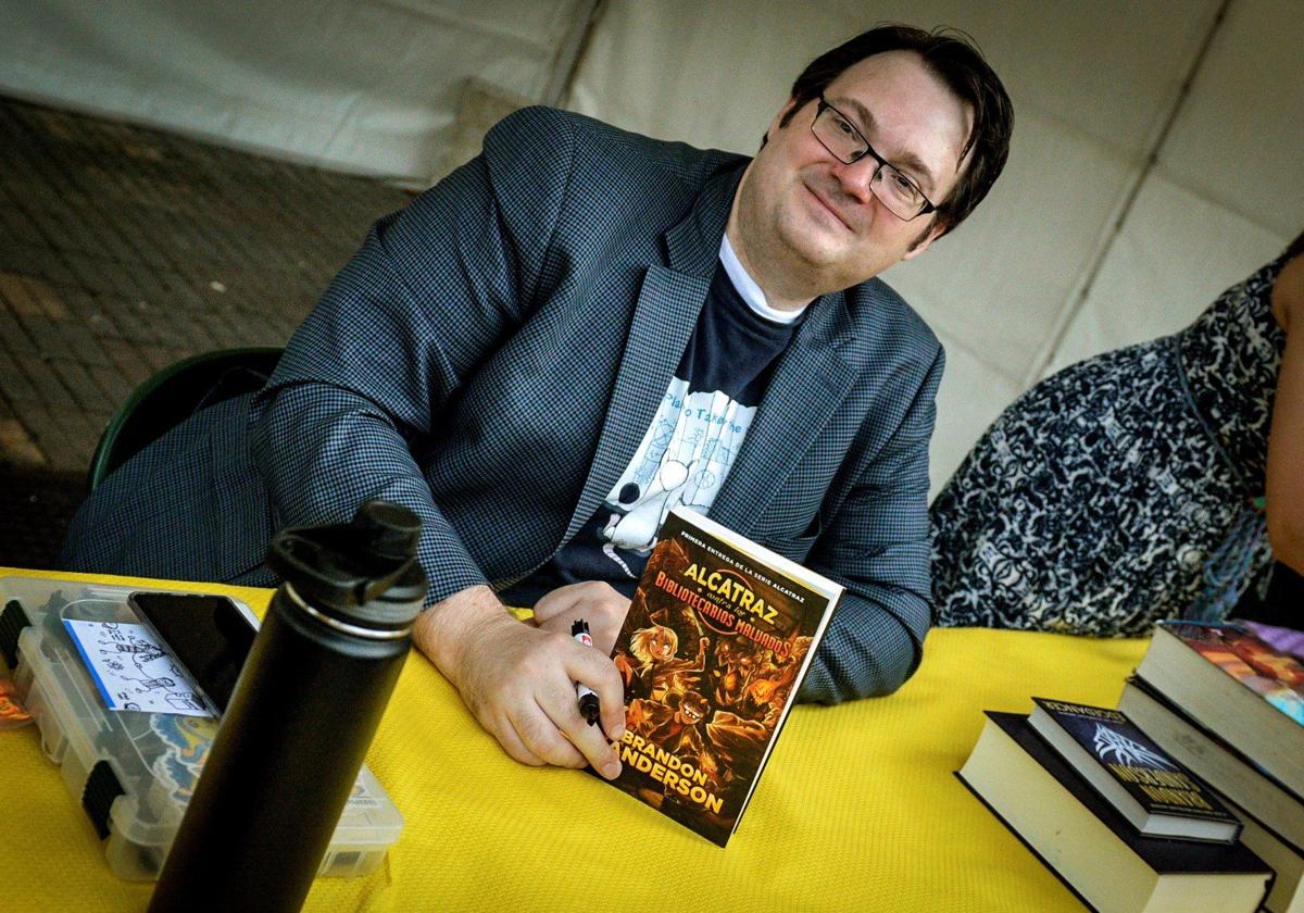 Brandon Sanderson durante una firma de libros la última vez que vino al Celsius en 2019.