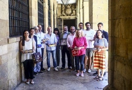 El concejal Alfredo García Quintana con los confiteros participantes en 'Oviedo Llambión'.