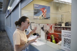 Susana Álvarez, protestando ayer ante el mostrador de Volotea, tras tener que gastarse 900 euros.