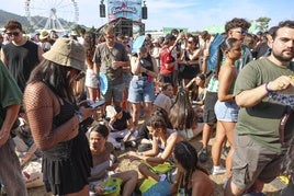 Varios jóvenes disfrutan del festival en la segunda jornada del mismo.