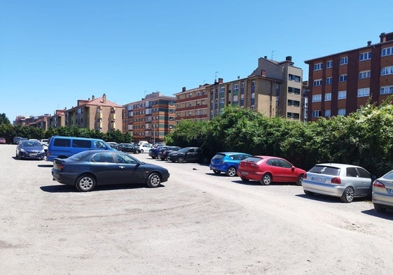 Aspecto actual de la parcela que se adecentará como aparcamiento junto a la calle Martín.