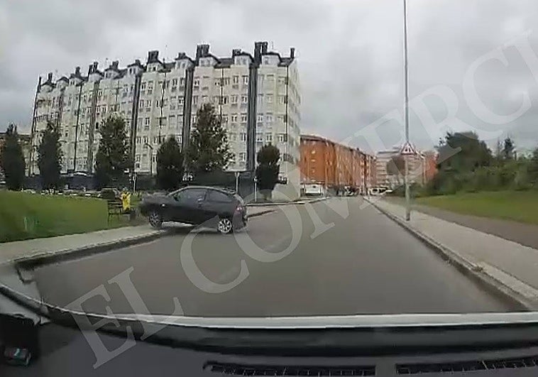 El vehículo pasó a pocos centímetros de un hombre que estaba sentado en un banco.