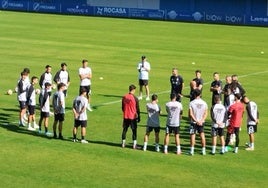 La plantilla y el cuerpo técnico del Avilés, esta mañana en el Suárez Puerta.