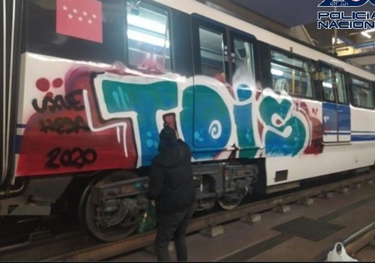 Arrestan en Mieres a un grafitero por daños en vagones y estaciones de tren valorados en 128.000 euros