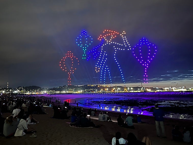 Los drones forman algunas de las figuras del espectáculo vietnamita para acercar al público a la cultura del país asiático.