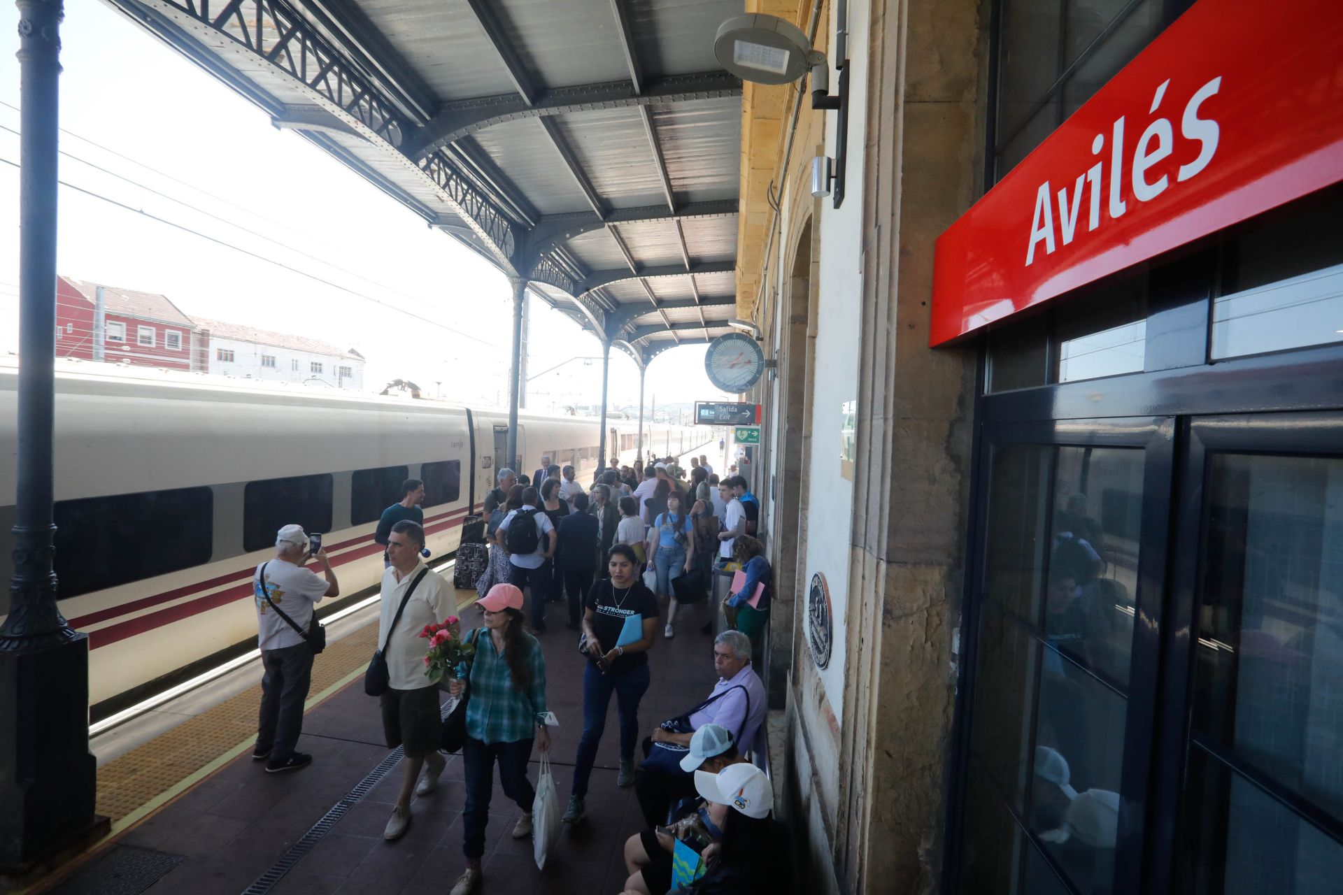 Así llegó el primer servicio del tren Alvia de Madrid a Avilés