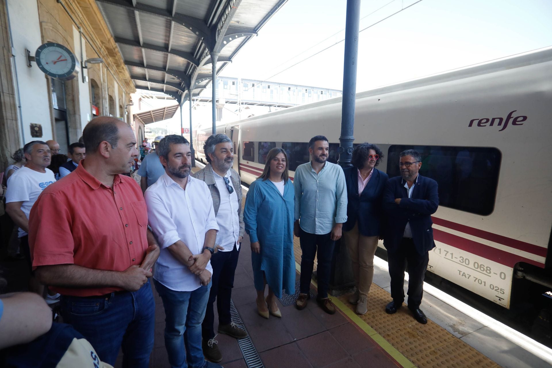 Así llegó el primer servicio del tren Alvia de Madrid a Avilés