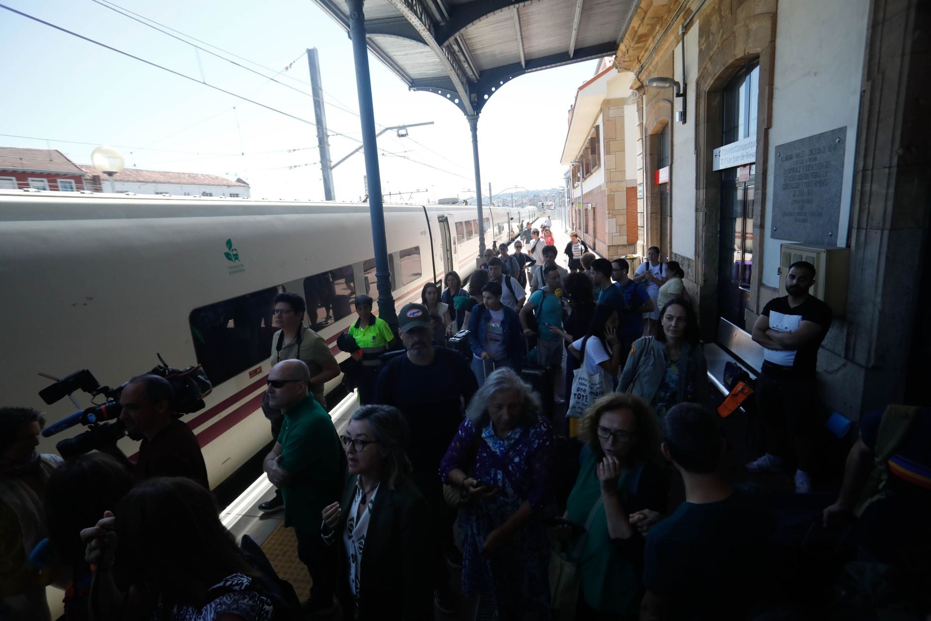 Así llegó el primer servicio del tren Alvia de Madrid a Avilés