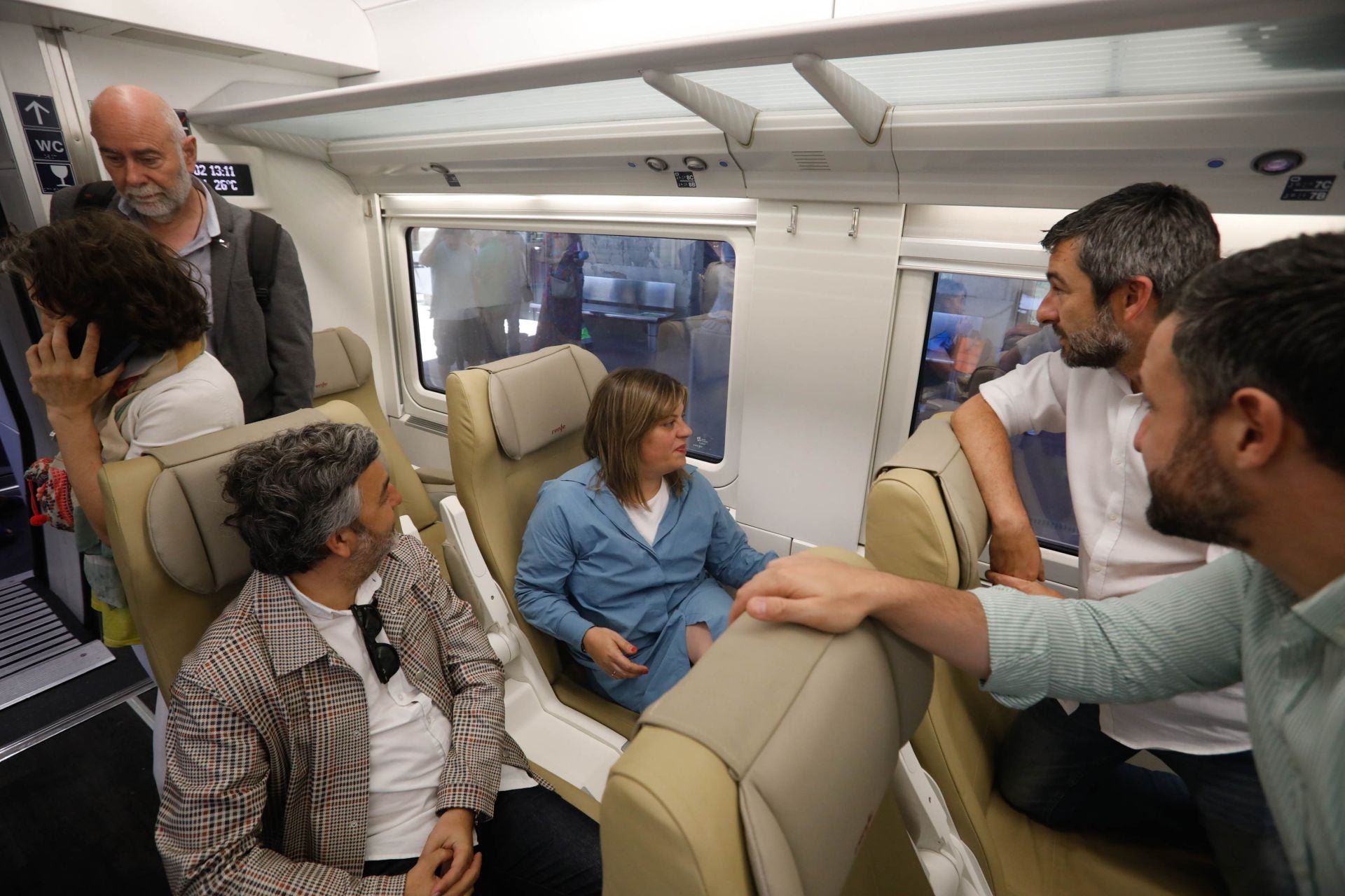 Así llegó el primer servicio del tren Alvia de Madrid a Avilés