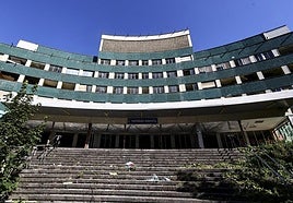 Una vista general del antiguo edificio de Maternidad, propiedad de la Seguridad Social, donde han desaparecido las puertas, ventanas y persianas.