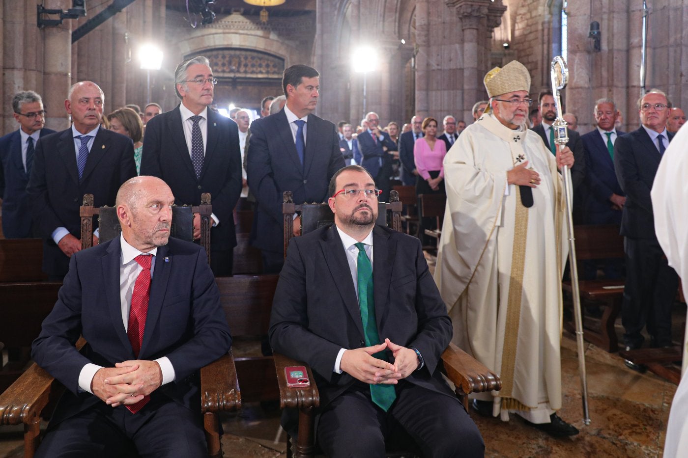 El presidente de la Junta General, Juan Cofiño, y el del Principado, Adrián Barbón, al inicio de la última misa del Día de Asturias en la basílica de Covadonga, con representantes del PP en la segunda fila.