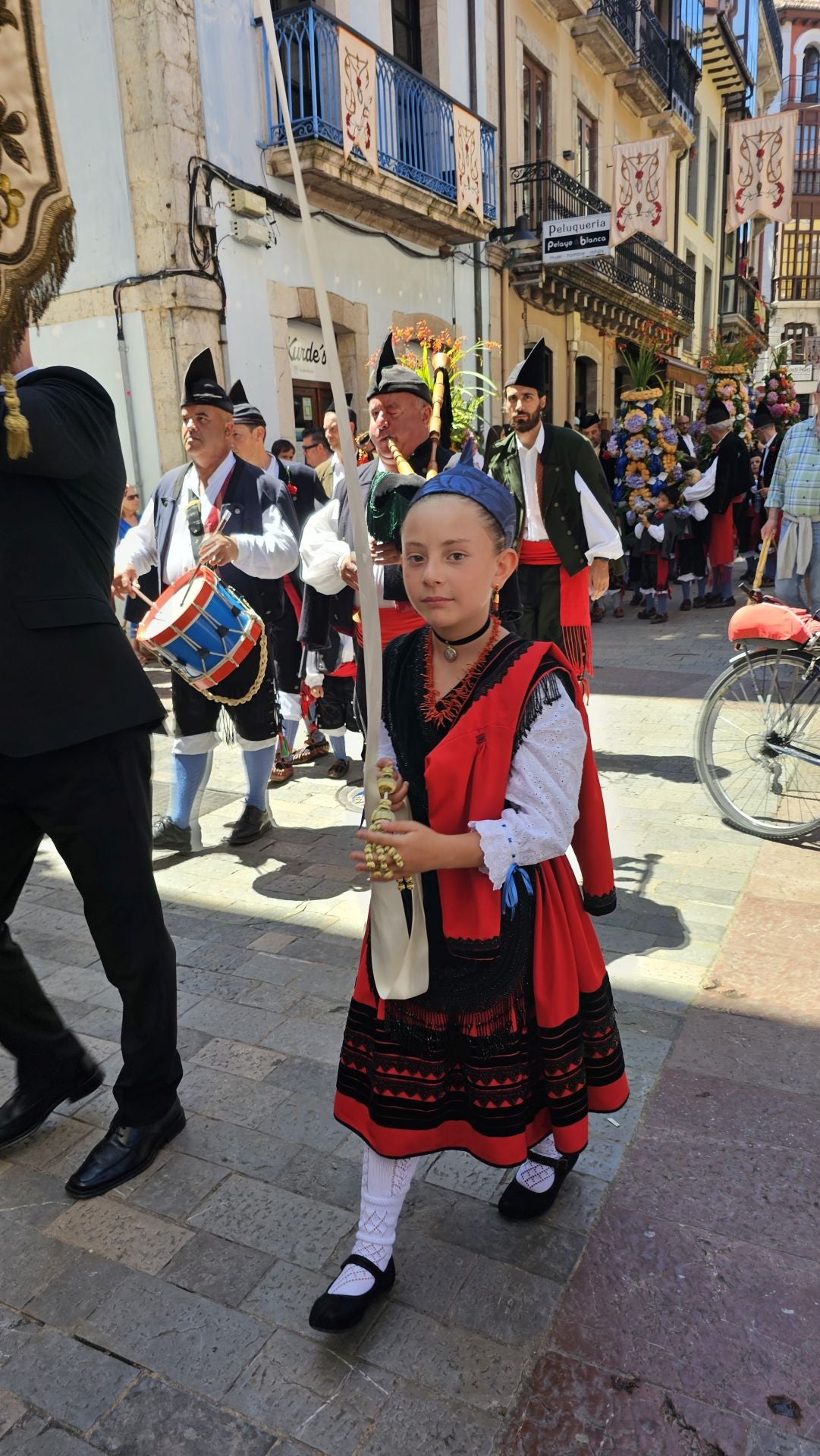 El triunfo de los claveles en Llanes