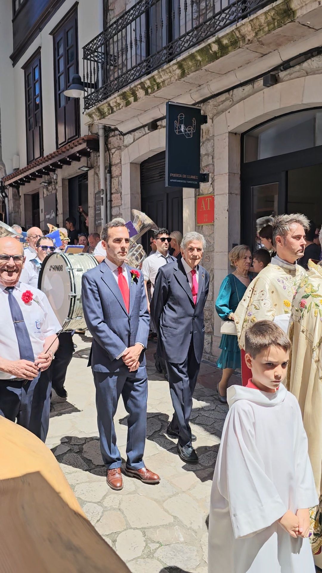 El triunfo de los claveles en Llanes