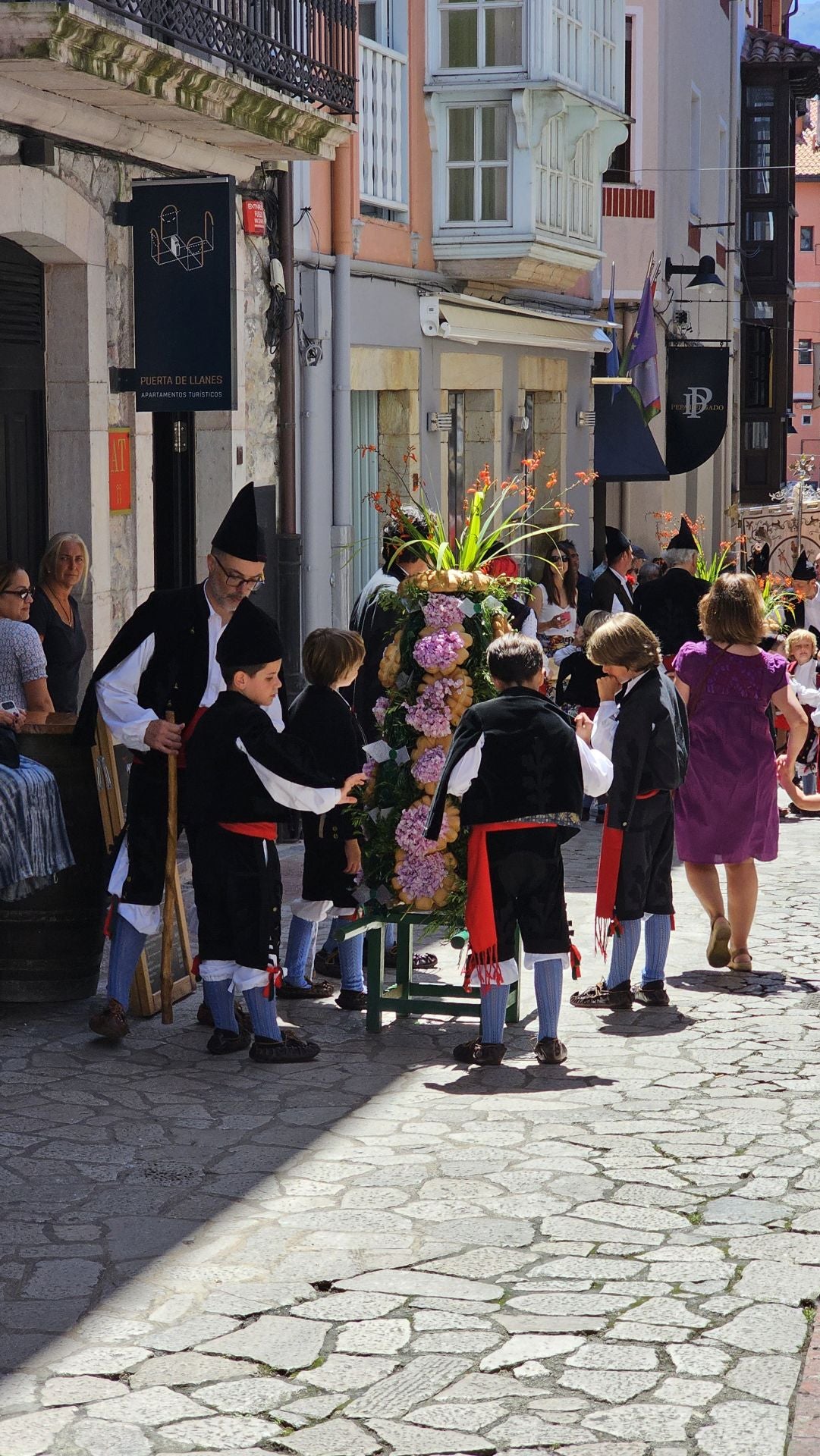 El triunfo de los claveles en Llanes