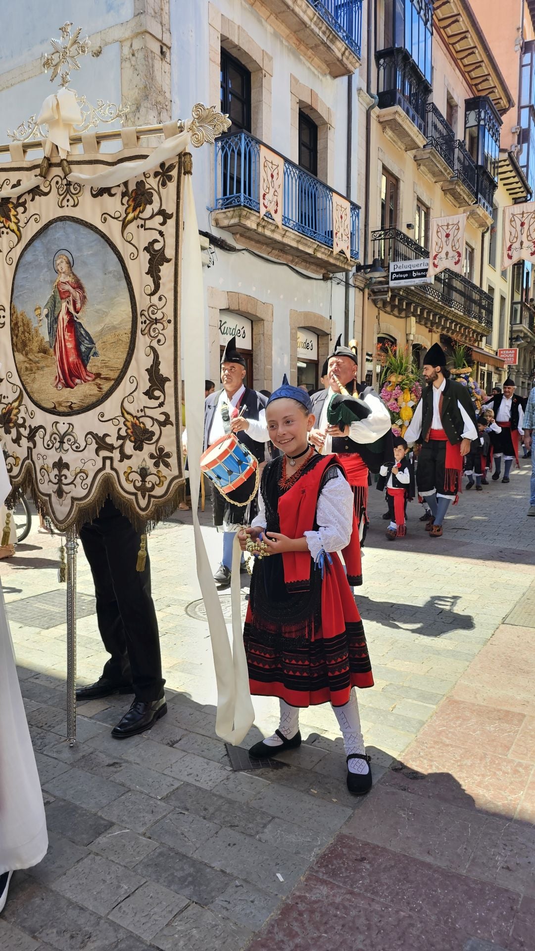 El triunfo de los claveles en Llanes