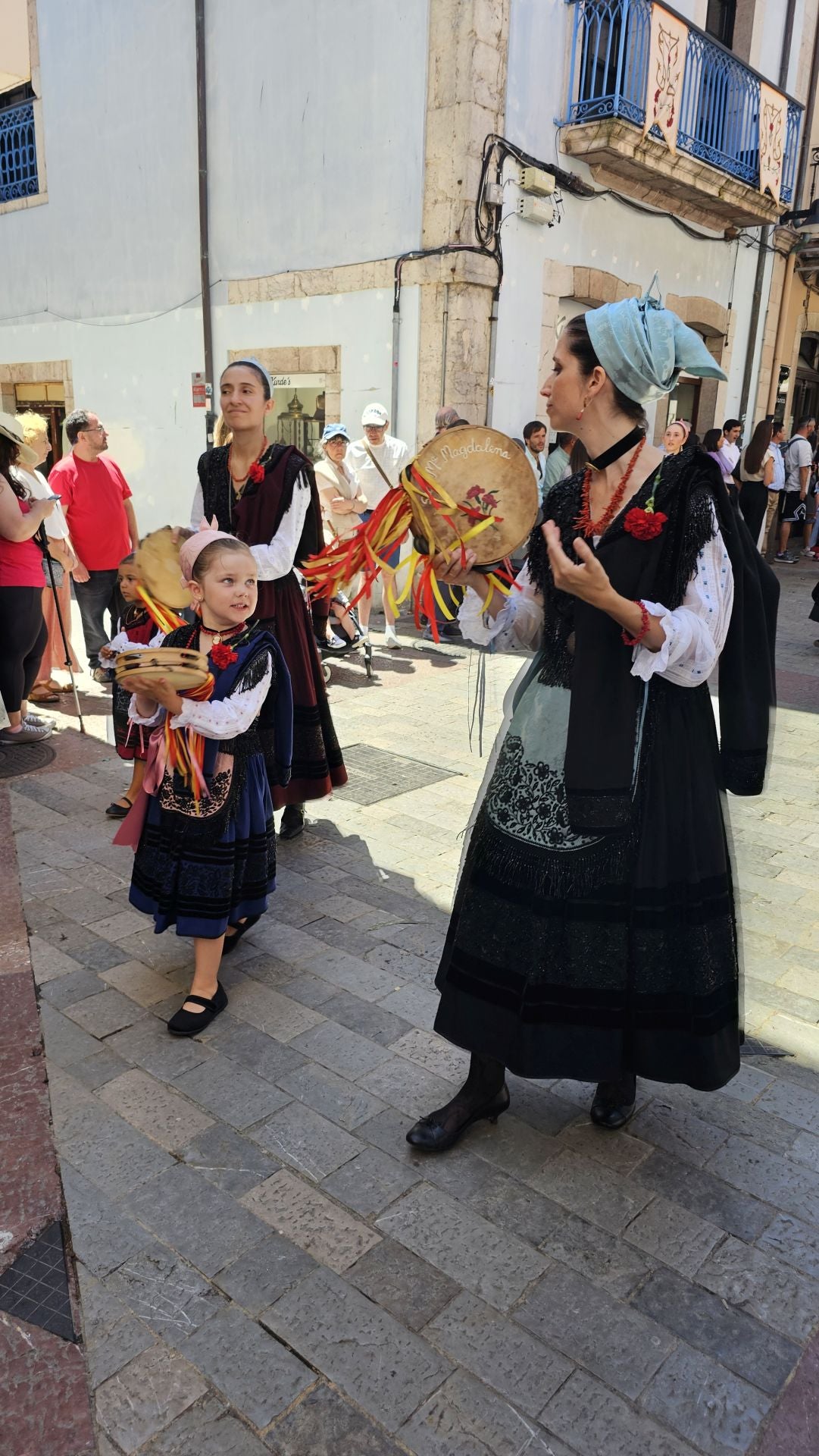 El triunfo de los claveles en Llanes