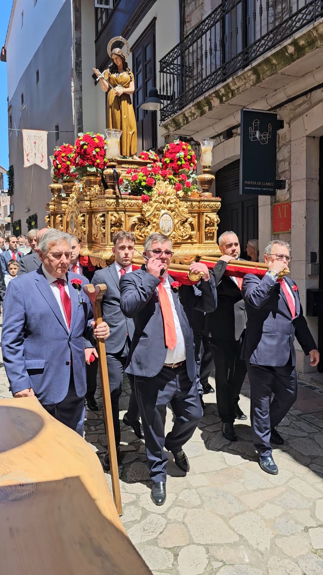 El triunfo de los claveles en Llanes