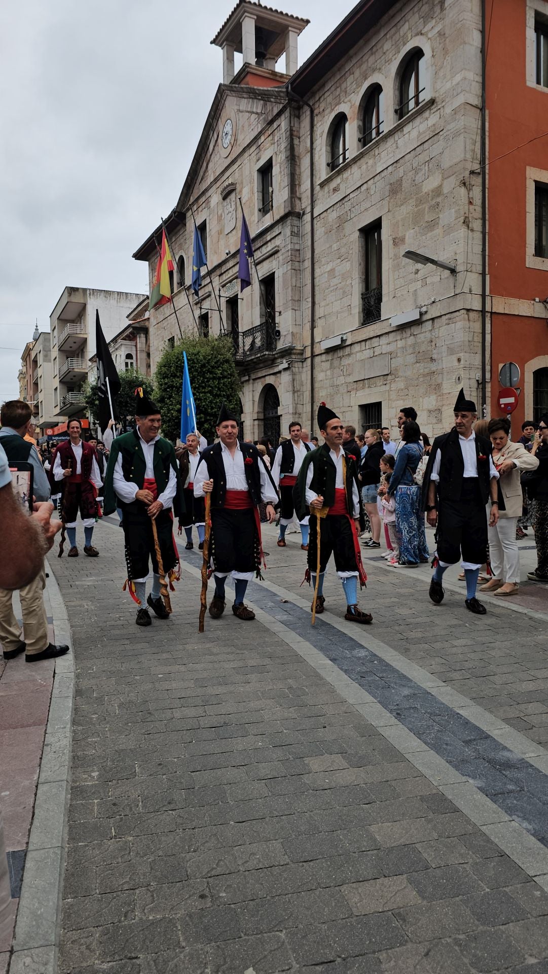 El triunfo de los claveles en Llanes