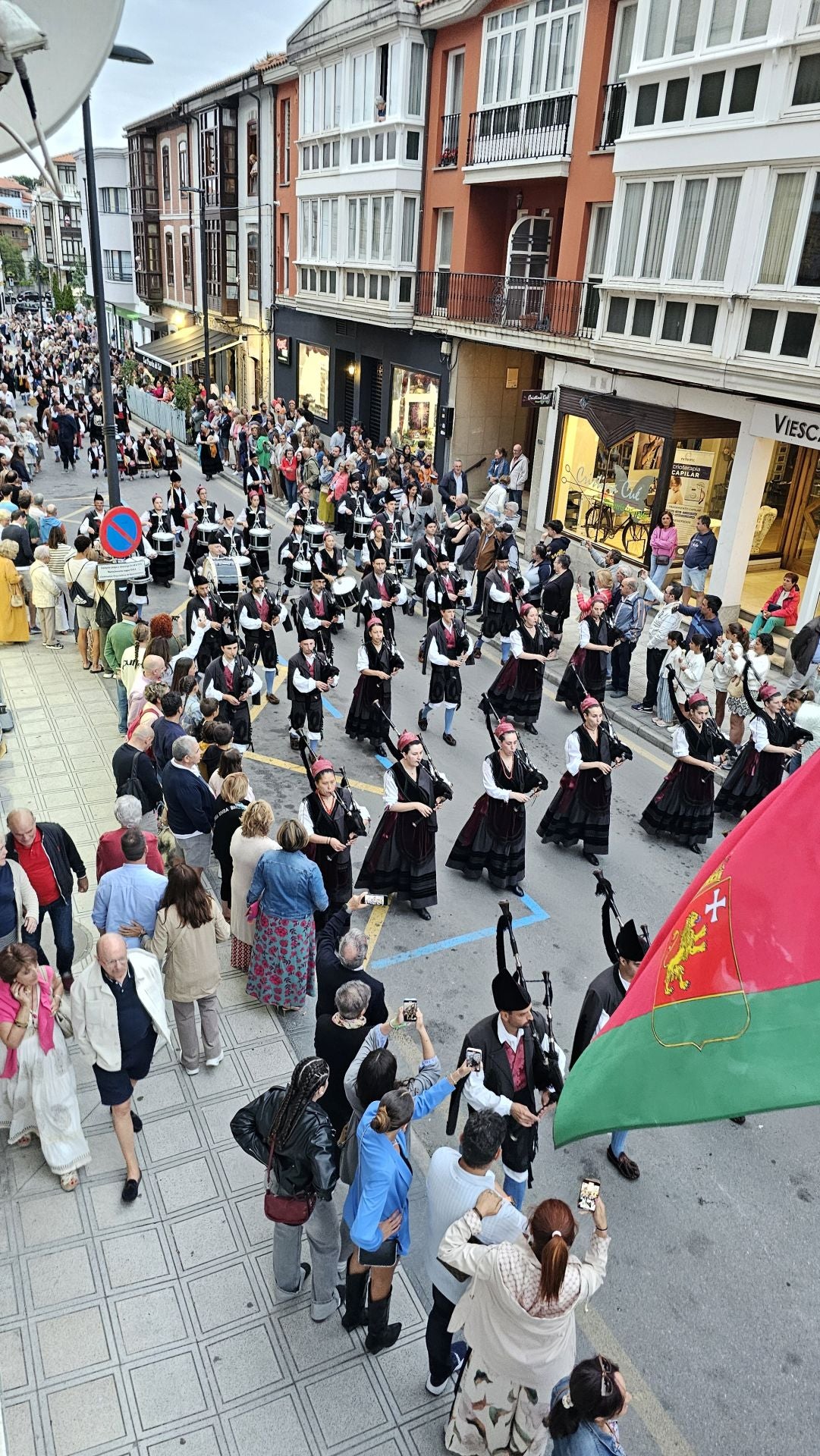 El triunfo de los claveles en Llanes