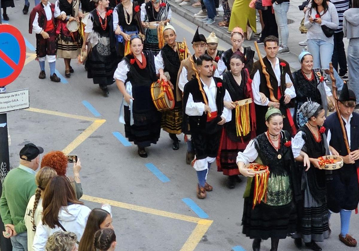 El triunfo de los claveles en Llanes