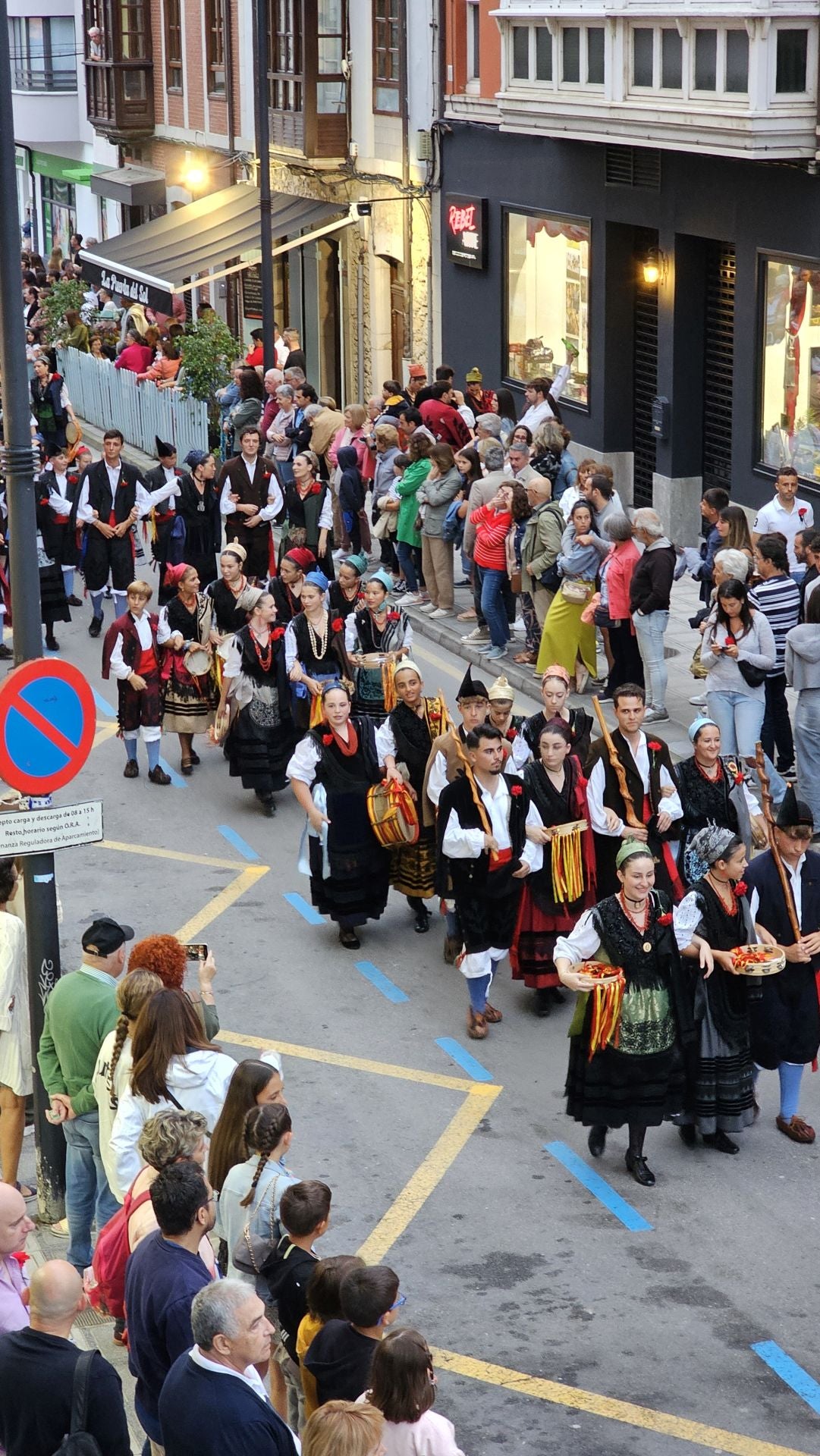 El triunfo de los claveles en Llanes